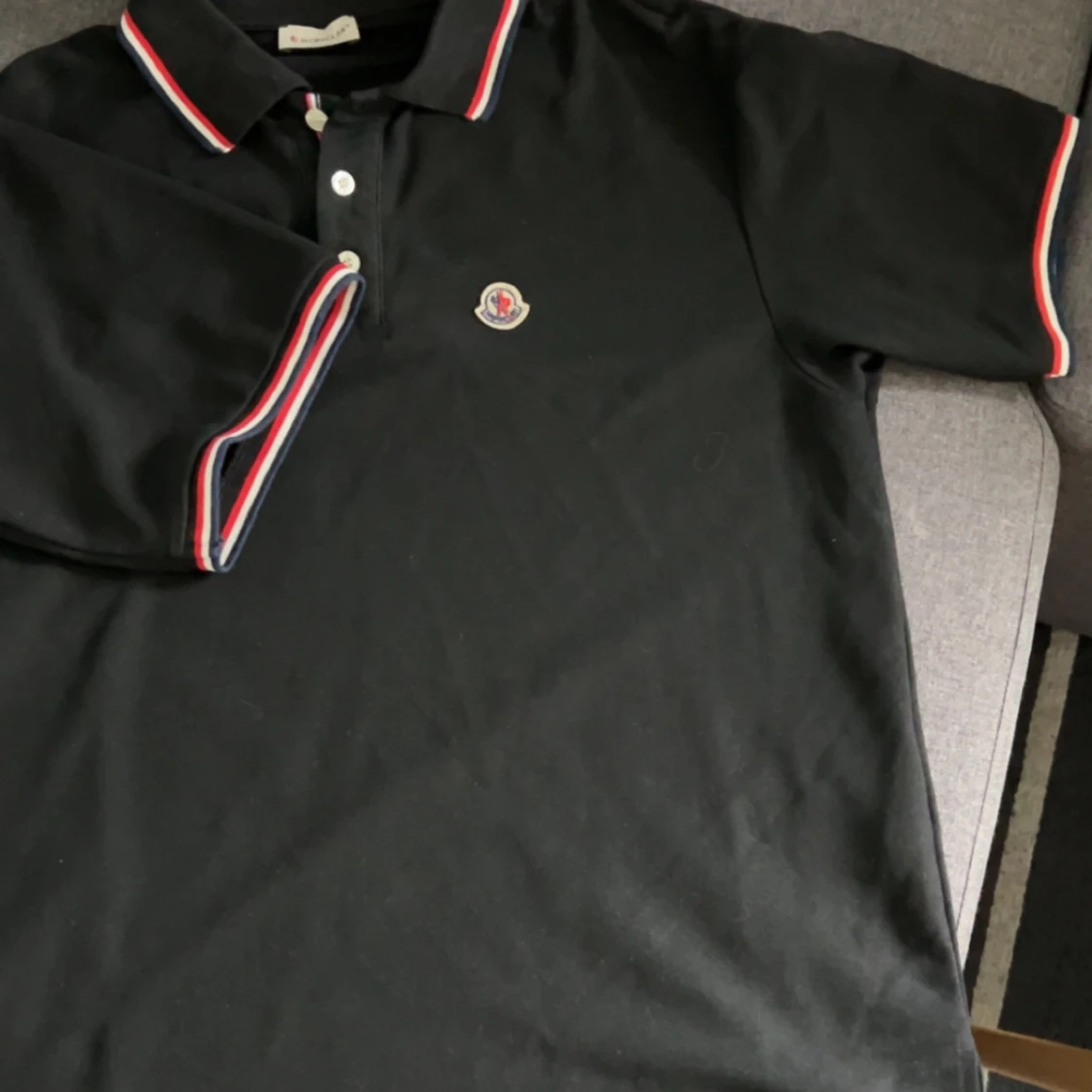 Svart pikétröja från Moncler