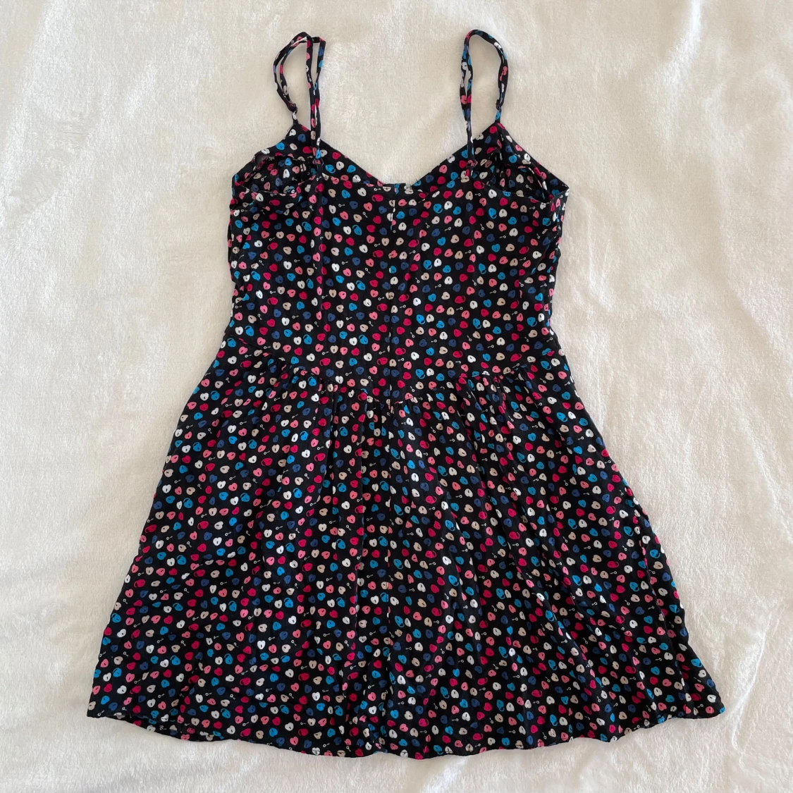 Svart kortklänning med hjärtmönster - 1