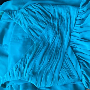 Turkos balklänning från Dress First - Turkos balklänning från dress first. Kan eventuell ha någon fläck på sig men går att tvätta bort hos kemtvätt, därav det låga priset. 