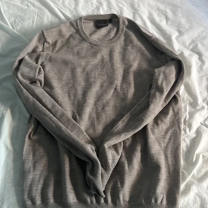 Beige stickad tröja från Oscar Jacobson - Säljer en stilren beige stickad tröja från Oscar Jacobson i storlek S. Perfekt för lager-på-lager och passar till många olika outfits. Klassisk rund halsringning och mjukt material. Scick 8/10 då knappt använd priset är ej hugget i sten