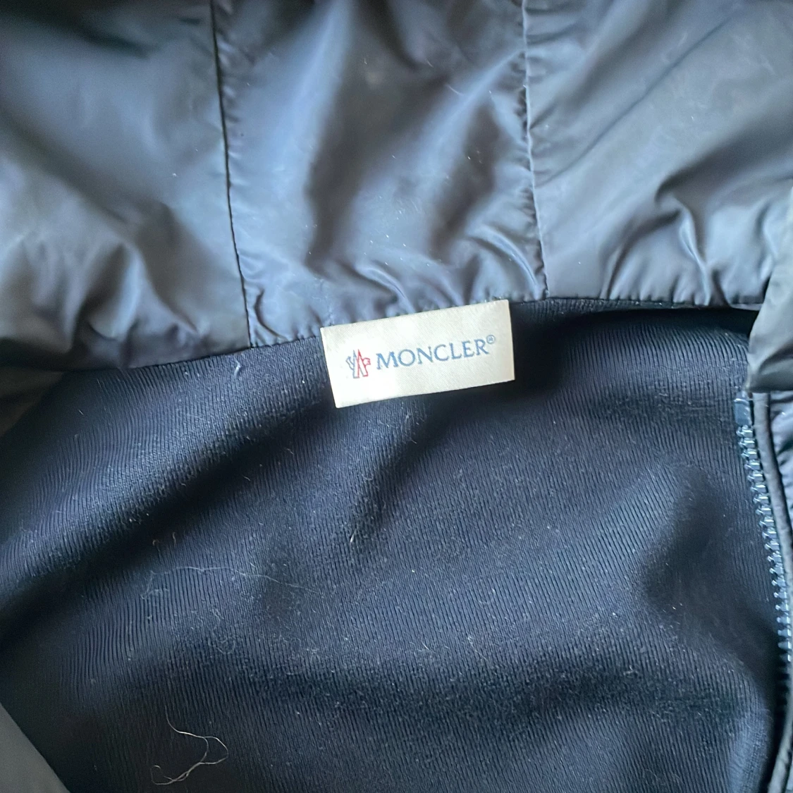 Svart jacka med huva från Moncler - 3