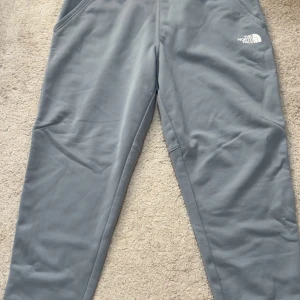 Ljusgrå mjukisbyxor från The North Face - Går the north face byxor, aldrig använda utan prislapp.