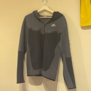 Nike tech fleece - Säljer nu min ovanliga Nike tech fleece för ett väldigt bra pris som även kan diskuteras vid snabb affär. Byxor finns om man även vill ha me de!!!