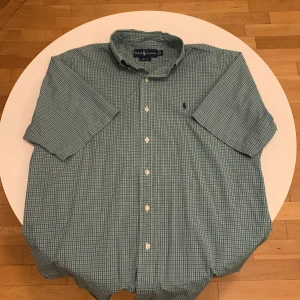 Ralph Laurent skjorta - Säljer en klassisk grön och blå rutig skjorta från Ralph Lauren, Äkta ✅1000kr Nypris