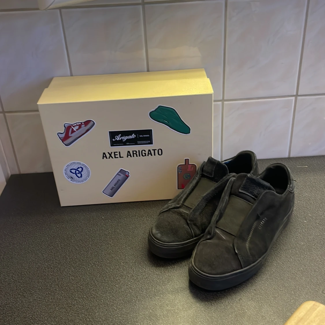 Svarta sneakers i mocka från Axel Arigato - 4