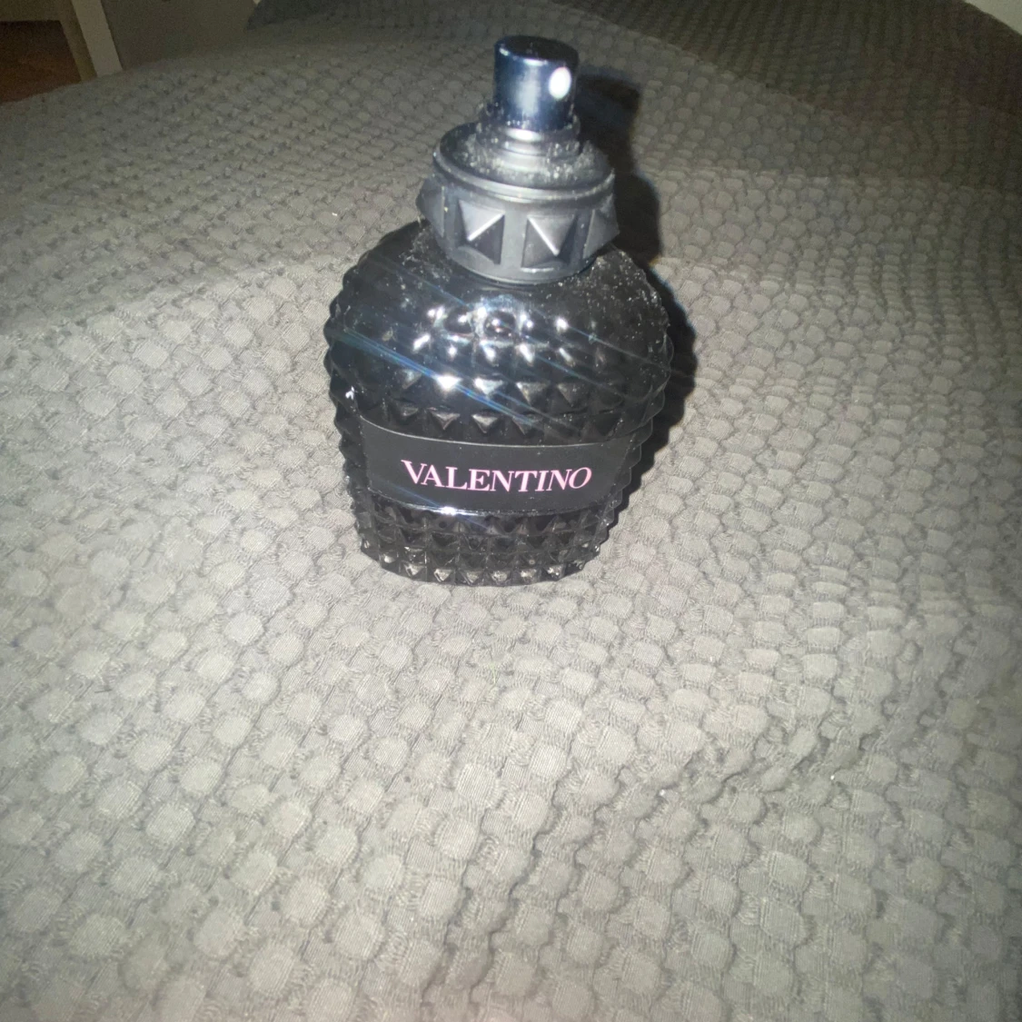 Valentino parfymflaska med nitar - 1