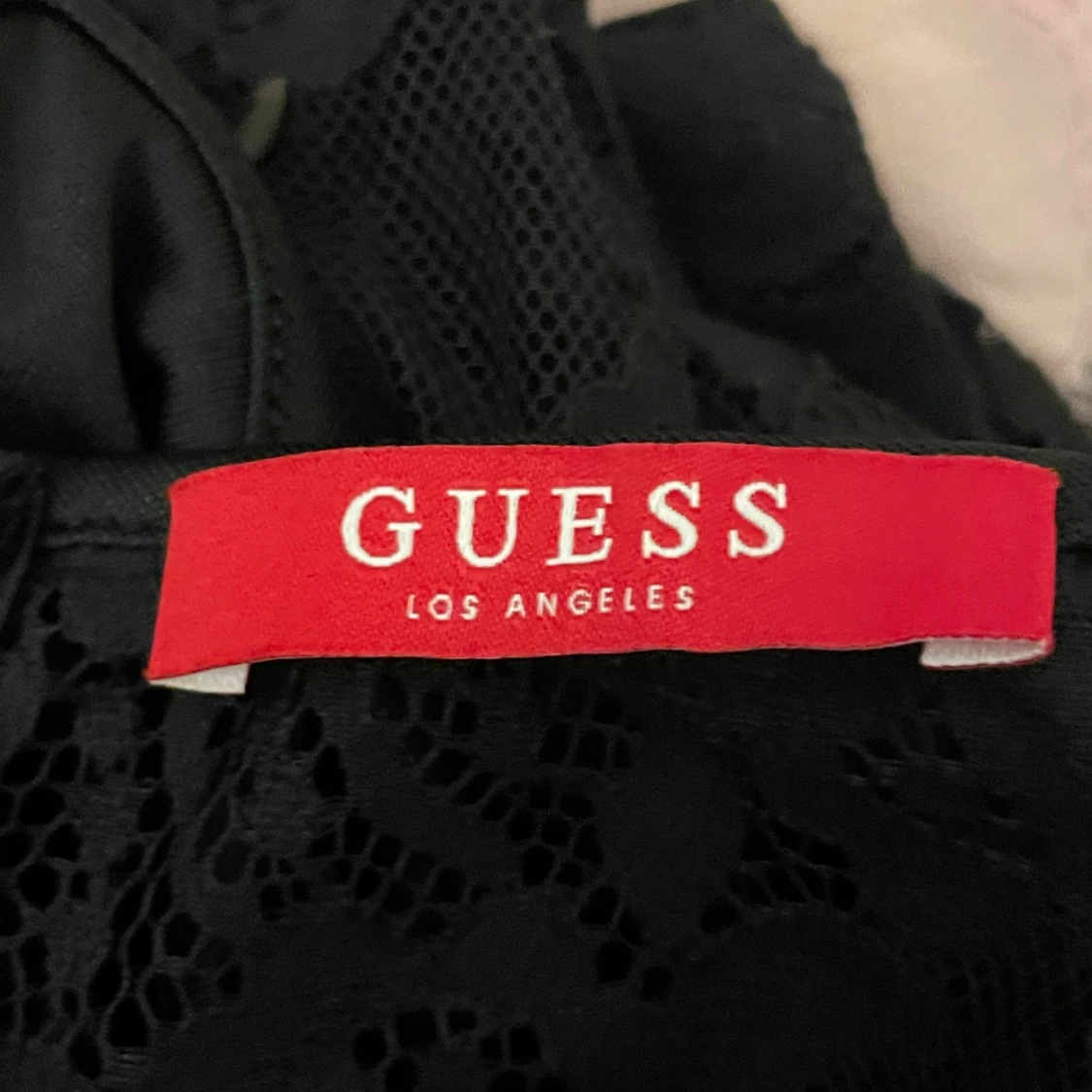 Svart spetsklänning från Guess - 3