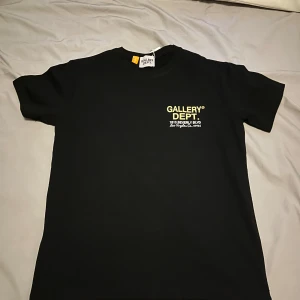 Svart t-shirt från Gallery Dept med tryck - Cool svart t-shirt från Gallery Dept med liten logga framtill och stort färgglatt tryck med bilar och palmer på ryggen. Klassisk passform och rund hals. Perfekt för nu till sommaren. Helt ny med taggar 