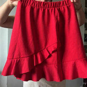 Röd kjol  - Röd kjol från Lindex, storlek 158/164 men sitter ungefär som en S på mig och är väldigt stretchig.
