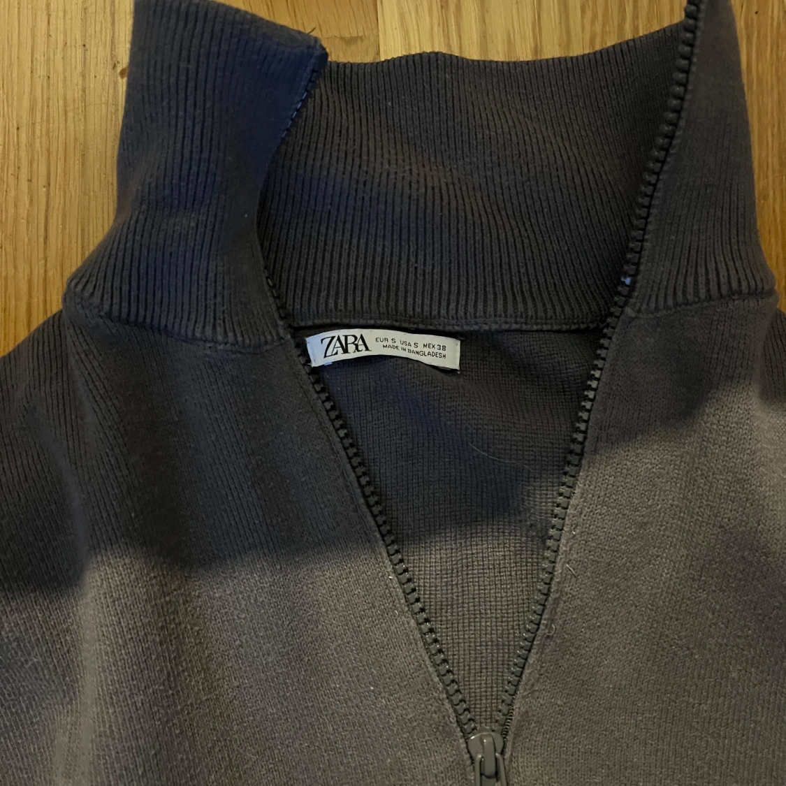 Mörkgrå stickad tröja med dragkedja från Zara - 1