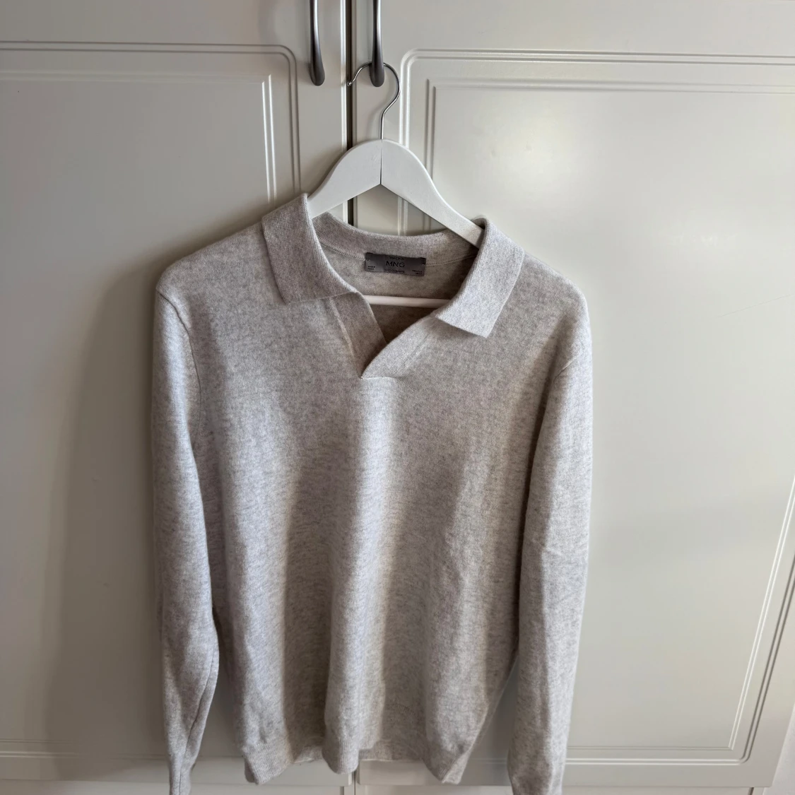 Ljusbeige kashmirtröja med krage från Mango man