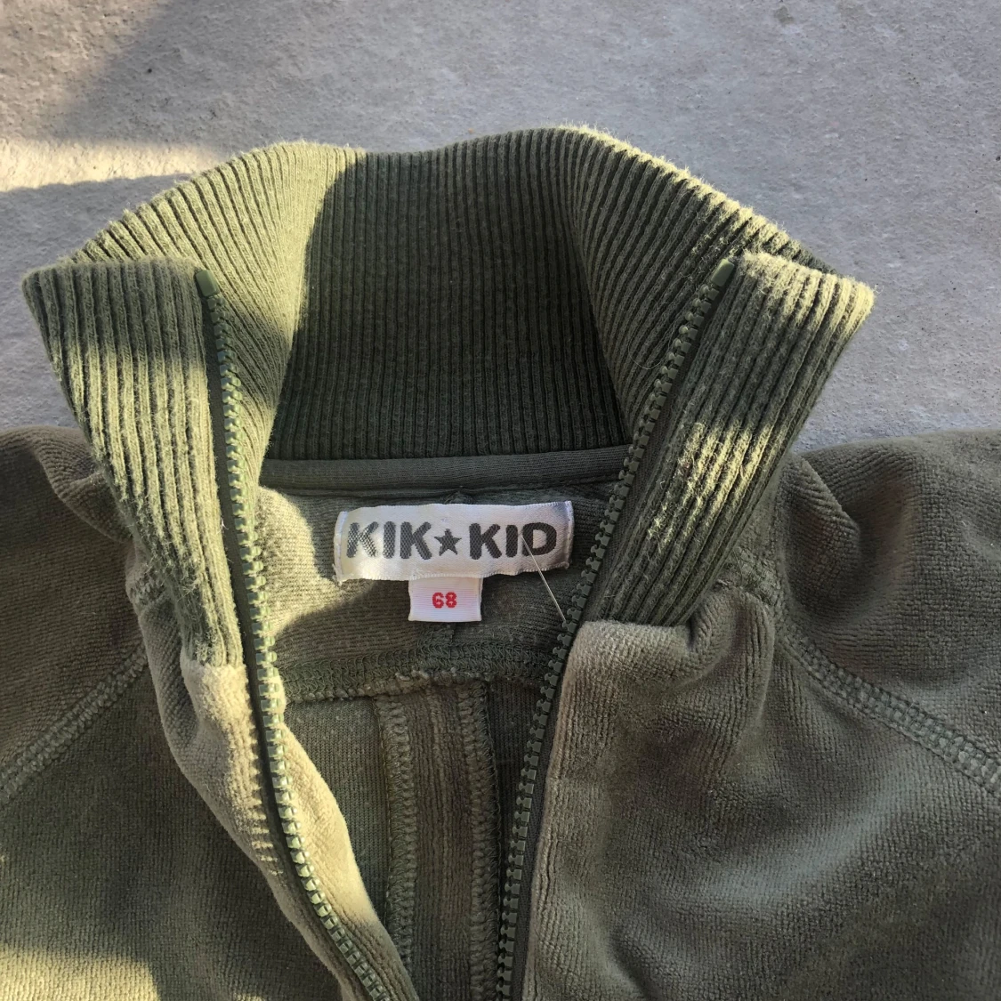 Olivgrön mjukisdress med dragkedja - 4