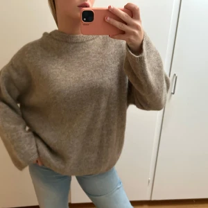 Beige stickad tröja - Stickad beige mohair/ull tröja från H&M. Använd 1 gång, slutsåld