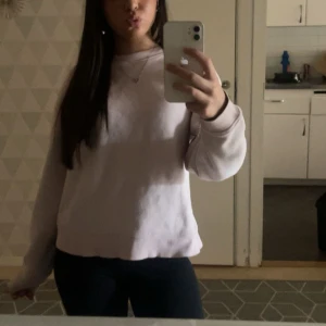 Ljusrosa sweatshirt från Gina tricot  - Säljer en enkel och stilren ljusrosa sweatshirt från Gina tricot. Tröjan har rund halsringning och långa ärmar, perfekt för en avslappnad look. Passar bra till jeans eller leggings.
