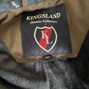 Kingsland jacka  - Brun Kingsland jacka i storlek xxs, lite fluffig innuti. Bra skick, upplagd på vinted också. 