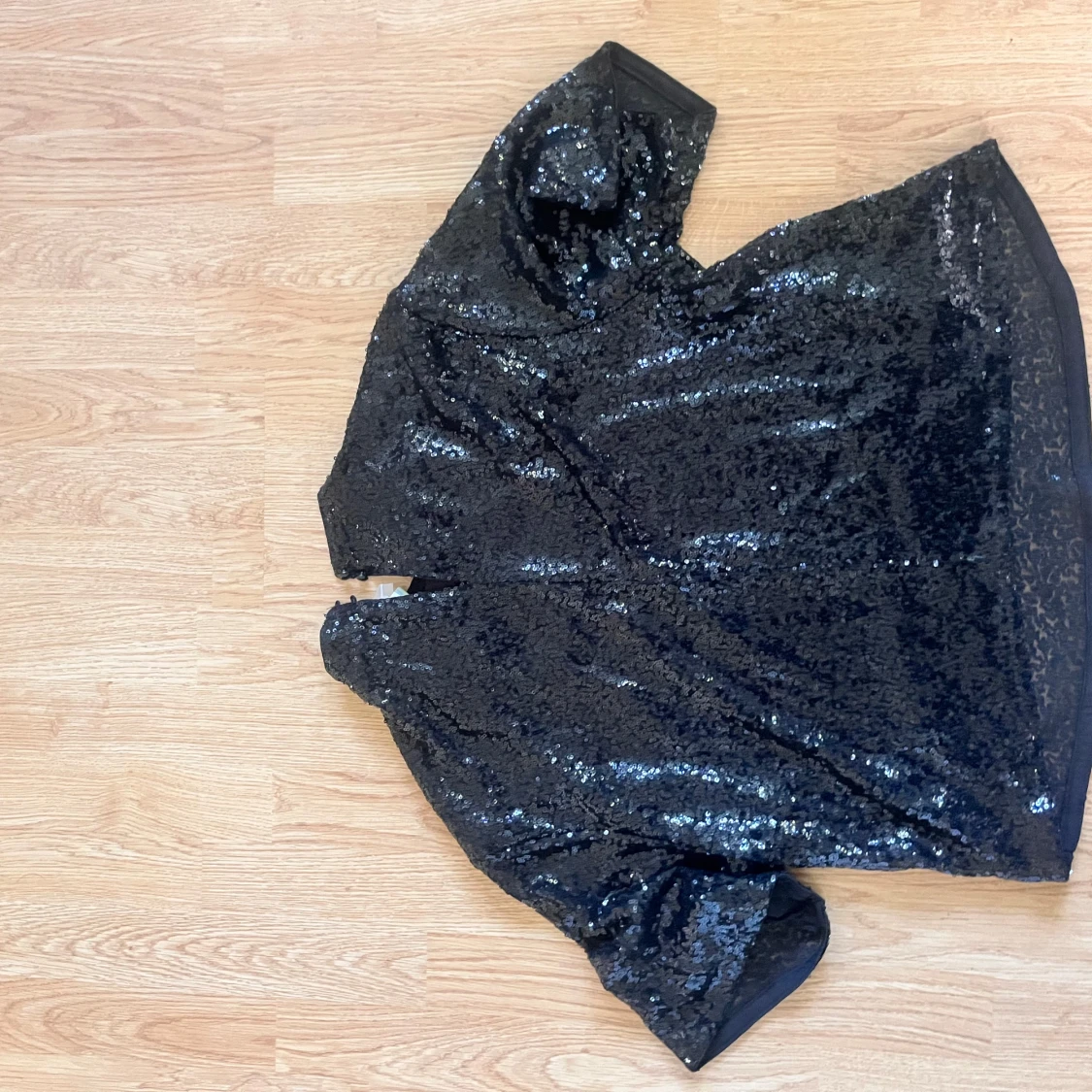 Svart glittrig topp med paljetter - 1