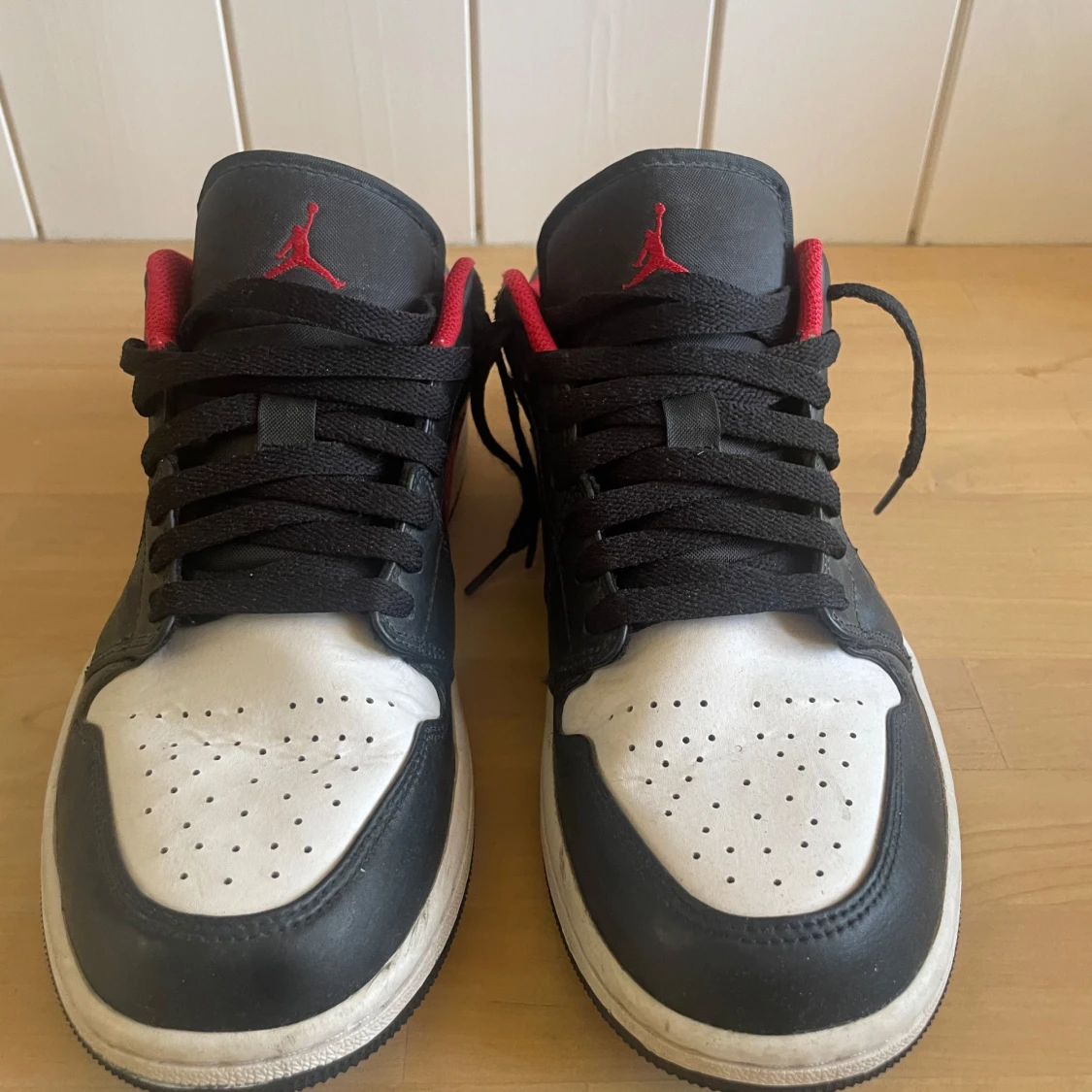 Nike Air Jordan 1 Low svart/röd/vit