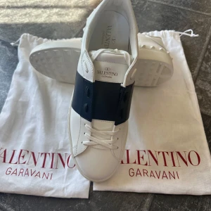 Valentino calfskin open storlek 44  - Säljer dessa helt nya valentino skor som är endast testade inomhus! Onlinekvitto finns och medkommer skopåse 