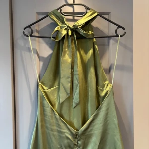 Grön satinklänning med rosett i nacken - Jätte fin klänning från bil bok i M 