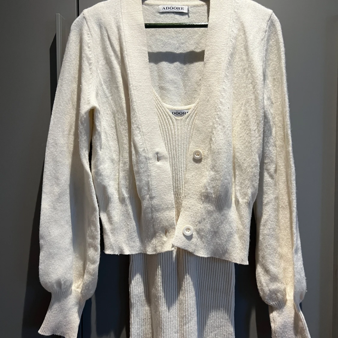 Vit ribbad långklänning med kofta från Adoore - 1