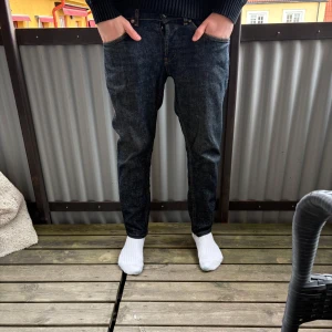 Dondup George  - Säljer ett par mörkblå selvage dondup George! Dessa jeansen är tvär feta och blir bara fetare desto mer du har på de. Skicket är 8/10. Modellen på bilden är 178 cm lång. Priset kan diskuteras vid snabb affär!🍾