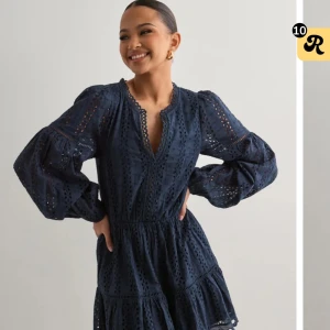 Klänning NELLY - Helt ny klänning aldrig använd ! Jätte fint material perfekt för sommaren storlek 34  