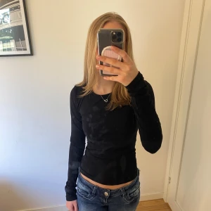 Svart långärmad topp från Nelly - Svart långärmad tröja från Nelly. Är använd nån gång och är i mycket bra skick och inga defekter❣️❣️