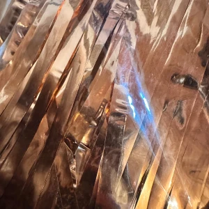 Draperi gardin girlang - Bilden visar glänsande, metalliska remsor i guldton. Det ser ut som dekorativa folieband, men det är inte smink eller sminktillbehör. Rosé färg perfekt för en lyckad fest! Cirka 1 m bred och 2 m lång 