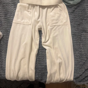 Juicy couture byxor - Jätte fin vit beige juicy byxor, säljs på grund av att den inte används längre. Den är knappt använd. Bra kvalitet. Storlek 12/13, men funkar som xs/s. Skivor om du har funderingar!🫶 Original priset:1100kr