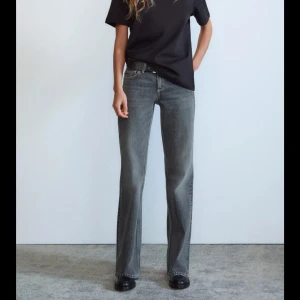 Zara wide leg lowwaist - Zaras lowwaist Wide jeans, har dock sytt upp de ca 5 cm. Jag är 164 cm!