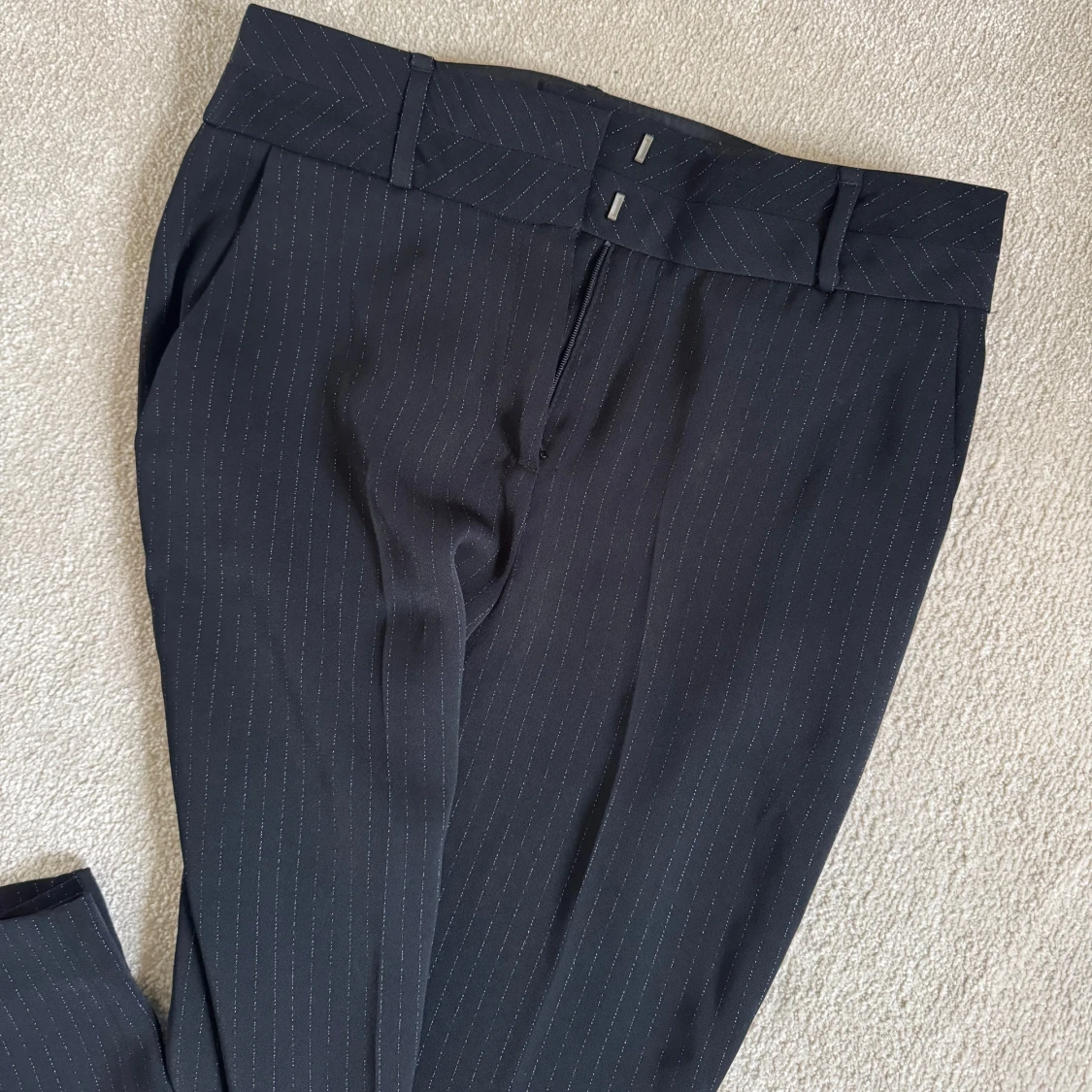 Svarta kostymbyxor med diskreta ränder - 1