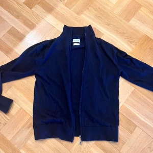 Stickad tröja med dragkedja - Tröja från These Glory Days, 100% Merino ull / Storlek L men passar M & S, (Krympt lite).