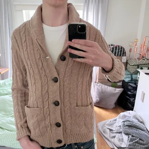 Stickad cardigan från GANT - Riktigt snygg stickad cardigan från gant | Storlek M | Mycket bra skick✅