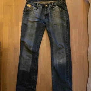D&G jeans - D&G jeans som jag tyvärr inte kan ha längre. Finns en fläck längst upp på högra låret som syns på 5e bilden, annars bra skick!