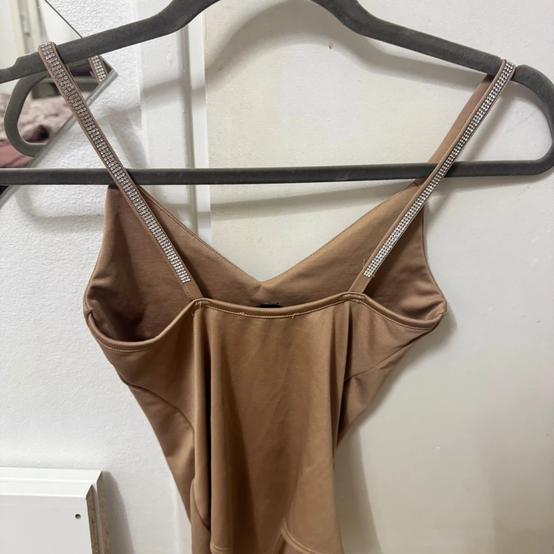 Beige bodysuit med strassband - 2