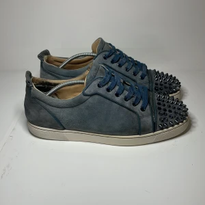 Christian Louboutin ljus blå - Ett var helt ny Louboutin äkta i ljusblåfärg med spikar dem är väldigt sällsynta men helt okej skick säljer dem till ett billigt pris till den som vill ha dem 