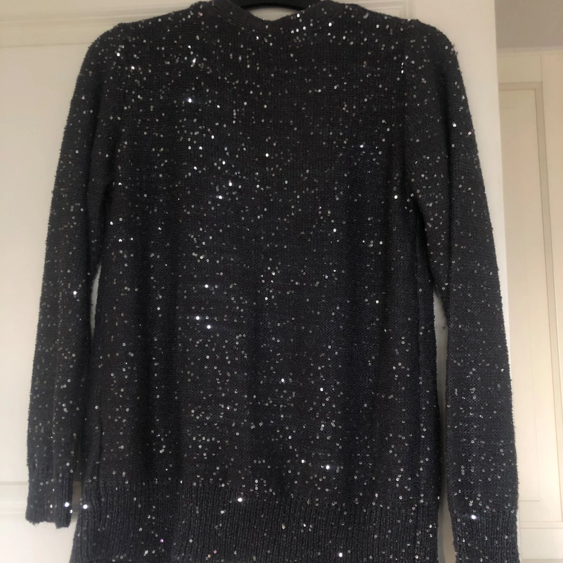 Svart stickad kofta med paljetter från Freequent - 2