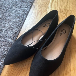 Ballerina skor - Oanvända ballerina skor med spetsig tå i mocka, storlek 37. Nypris är 249 men de är helt slutsålda. JÄTTESKÖN SULA