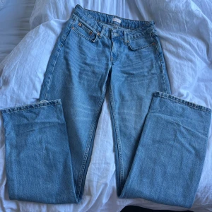 Ljusblå raka jeans - Ljusblåa jeans från Nelly, långa o benen. Aldrig använda då de är förstora 