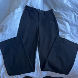 Svarta kostymbyxor med raka ben - Svarta kostymbyxor från Vero Moda i strl xxs/30