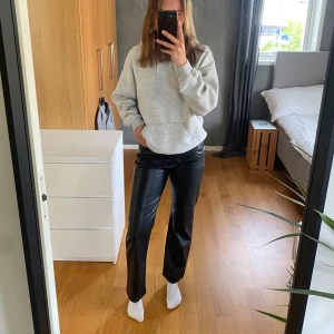 Svarta långa skinnbyxor från Gina Tricot - Säljer ett par svarta långaskinnbyxor från Gina Tricot. Byxorna har normal passform och raka ben. De är långa i benen och med ett skönt tyg på insidan så de ej blir klibbiga som vanliga skinnbyxor blir :) Aldrig använda pga inte riktigt min stil. Storlek 36. Nypris 599kr