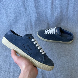 Saint Laurent skor - Säljer ett par Saint Laurent skor som är i storlek 39,5 men är stora i storleken så sitter mer som 40,5! Hör gärna av dig om du har frågor! 