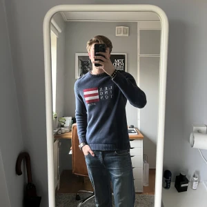 Lexington tröja - Säljer en marinblå stickad tröja från Lexington med amerikansk flagga och vit text på bröstet. Väldigt fint skick utan några hål. Hör av vid frågor eller prisförslag😁