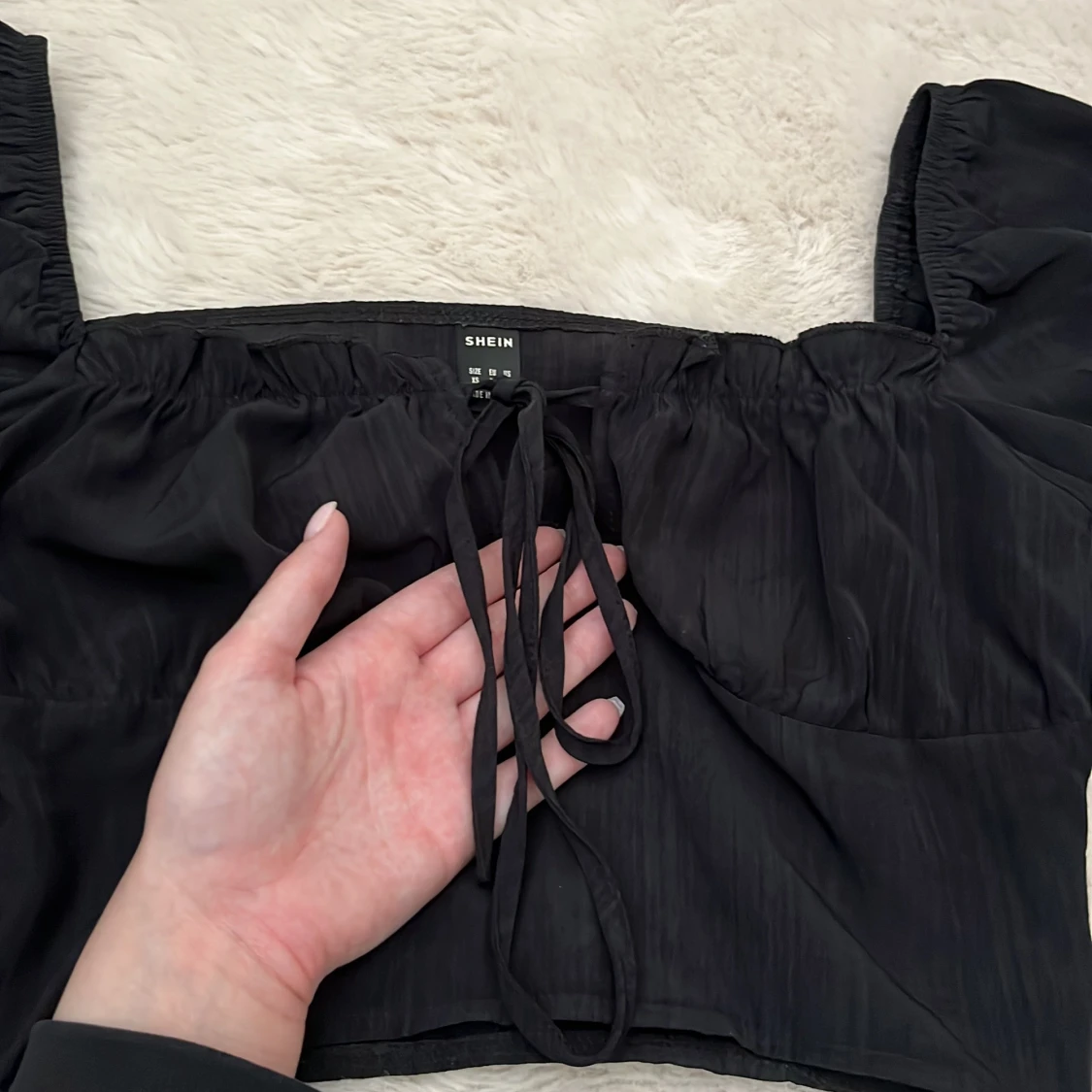 Svart croppad topp med puffärmar från SHEIN - 2