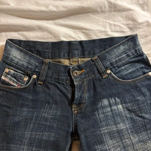 Lågmidjade diesel jeans  - Som helt nya. Diesel jeans som är utsvängda och väldigt Lågmidjade som tyvärr inte passar mig längre💕 Midjemått 36cm rakt över, innerbenslängd 73cm Lår rakt över 23cm