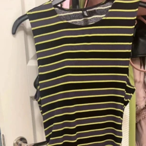 Randig klänning  - Fin klänning, nästan aldrig använd 💚🖤