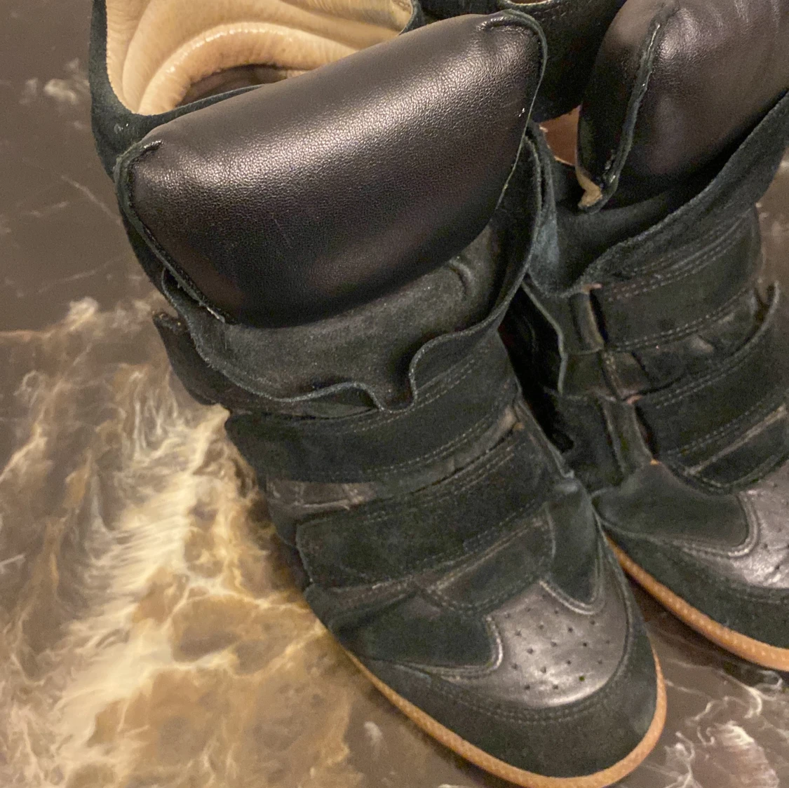 Svarta kilklackssneakers från Isabel Marant