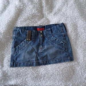 Jeanskjol - Fint skick, inga defekter!💓 Midja 38 rakt över, längd 30