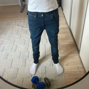 Mörkblå jeans från Tiger of Sweden - Snygga mörkblå jeans från Tiger of Sweden med en klassisk femficksdesign. De har en knappgylf och är tillverkade i ett slitstarkt denimtyg. Perfekta för en stilren look.jeansen är slimfit och är i storlek 30 32. Priset kan diskuteras!