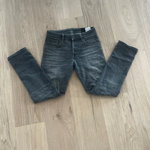 Grå jeans med smal passform - Snygga grå jeans med klassisk femficksdesign och smal passform. Jeansen har en något tvättad look och stängs med dragkedja och knapp. Perfekta till vardags för en stilren look.